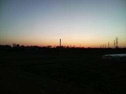 日の出前のレンガ工場